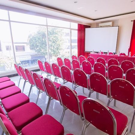 Luxpoint Hotel Baratajaya Сурабая Екстериор снимка