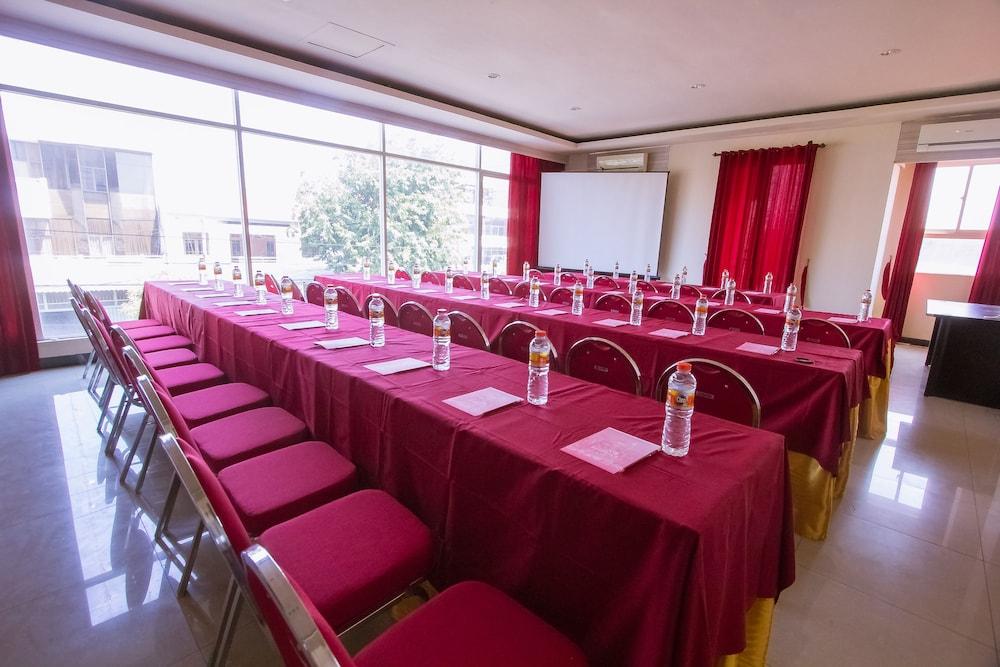 Luxpoint Hotel Baratajaya Сурабая Екстериор снимка