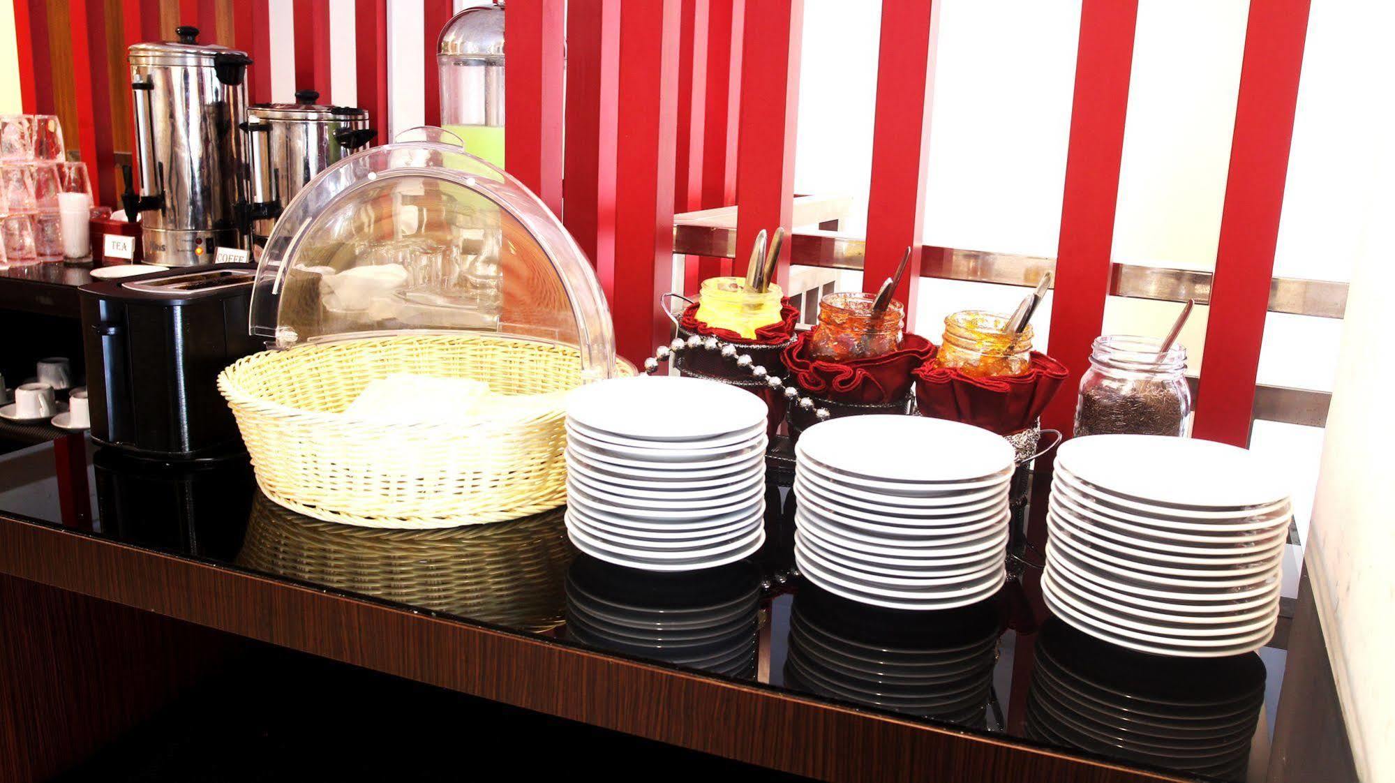 Luxpoint Hotel Baratajaya Сурабая Екстериор снимка