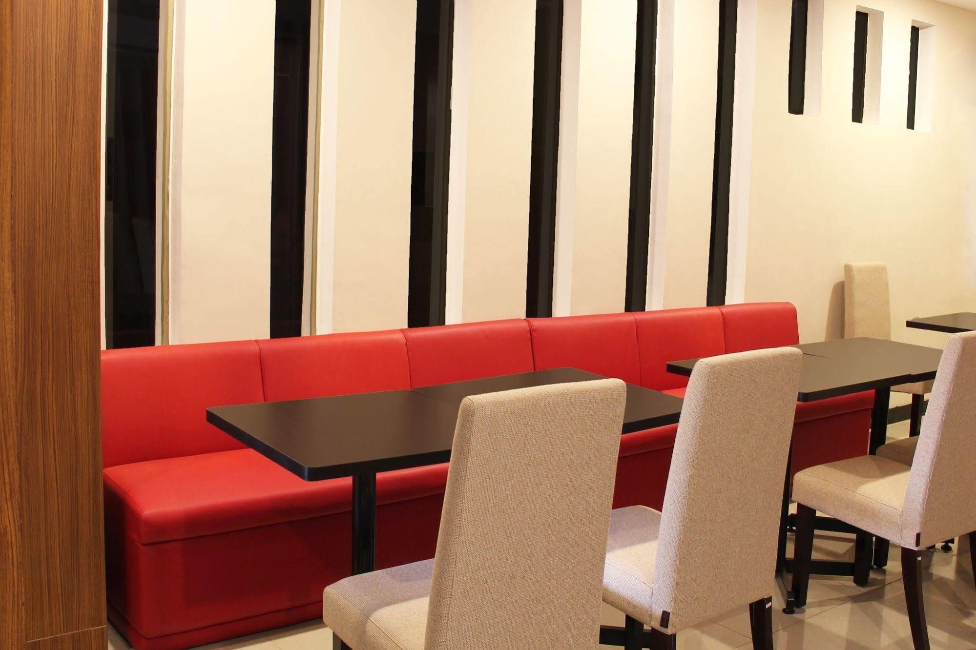 Luxpoint Hotel Baratajaya Сурабая Екстериор снимка