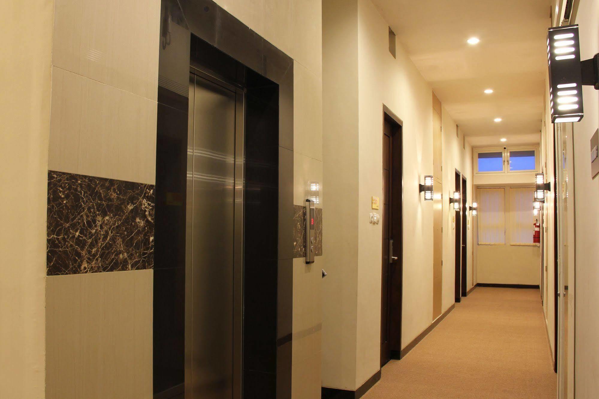 Luxpoint Hotel Baratajaya Сурабая Екстериор снимка